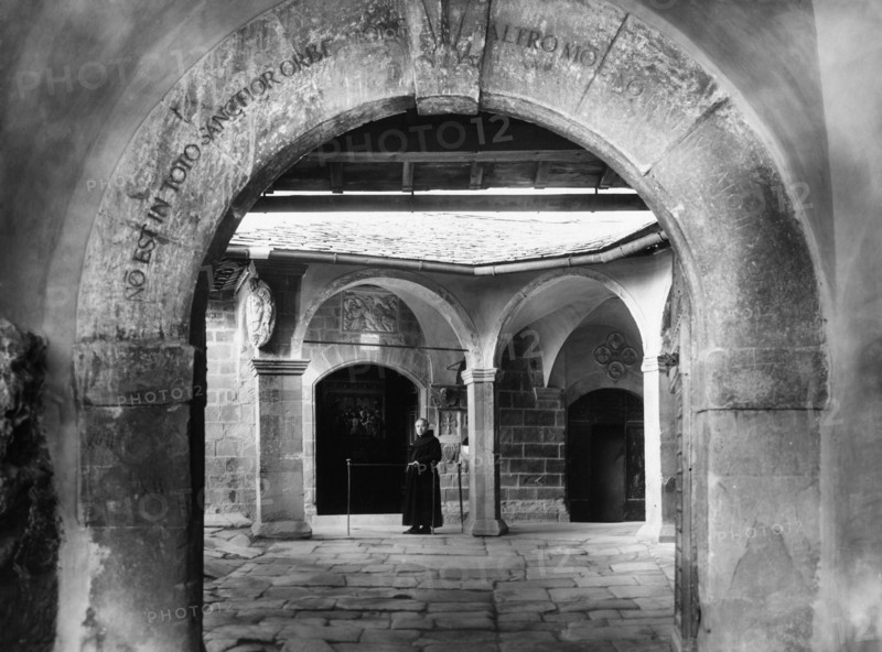 italie, toscane, chiusi della verna, intérieur du sanctuaire de la verna, 1920