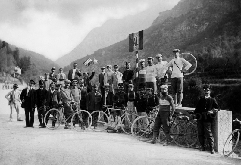 italie, ligurie, un groupe de cyclistes de sanremo près de l'un des premiers panneaux tci, 1905