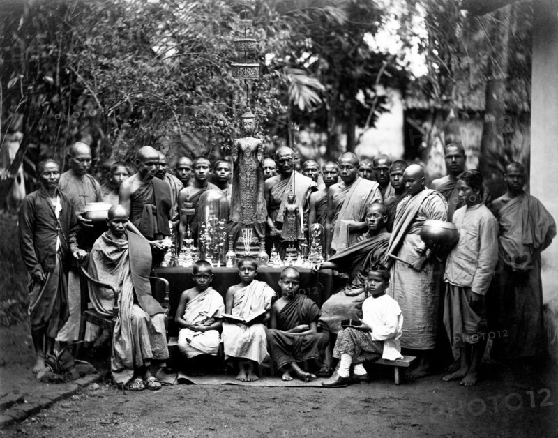 asie, sri lanka, kandi, prêtres cinghalais avec des idoles bouddhistes, 1910