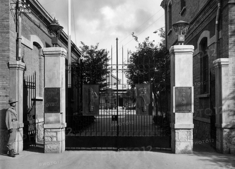chine, entrée du quartier général de la police italienne à tientsin, 1930 1940