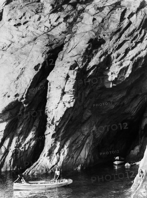 toscane, île d'elbe, un couple dans un bateau sur les rochers, 1910 1920