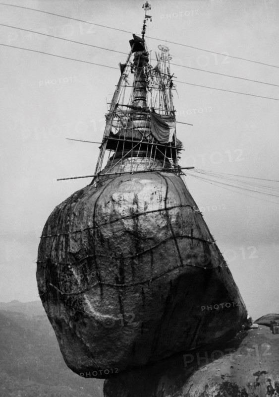 asie, birmanie, la pagode kyak-i-thi-ro et le rocher qui la soutient, 1953