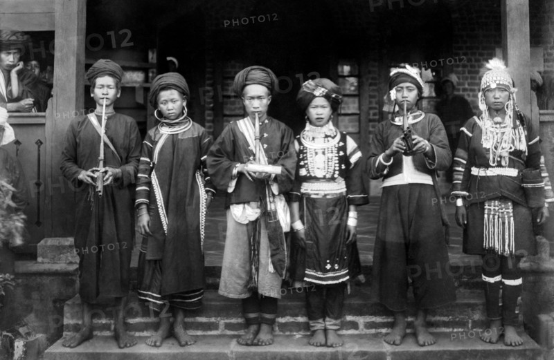 asie, birmanie, groupe d'individus de différentes tribus : iko, hisciò, muskshi, années 1920