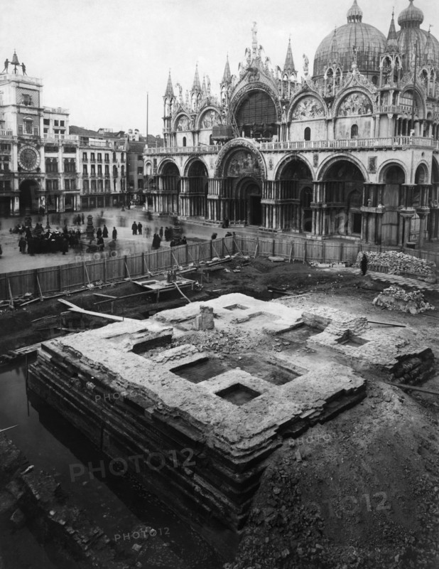 italie, venise, venise, piazza san marco, blocage de la base du clocher après l'effondrement, 1902