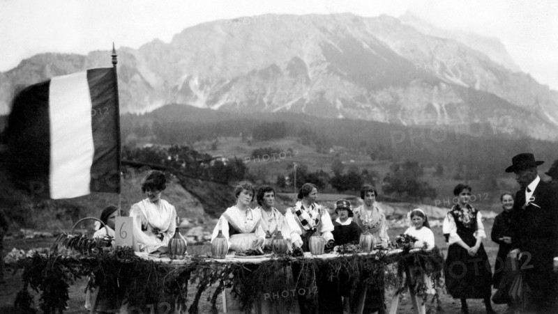 italie, veneto, cortina d'ampezzo, groupe de randonneurs, 1920 1930