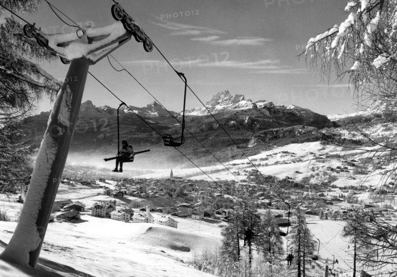 italie, veneto, vue d'hiver de cortina d'ampezzo, 1964