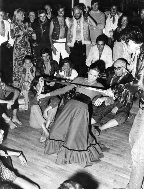 italie, trentino, cortina d'ampezzo, tzigana soirée au monkey club, 1960