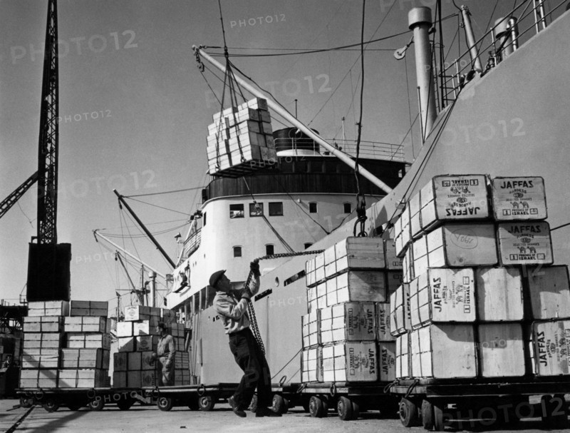 moyen-orient, israël, une cargaison de céréales dans le port de haifa, 1960 1970