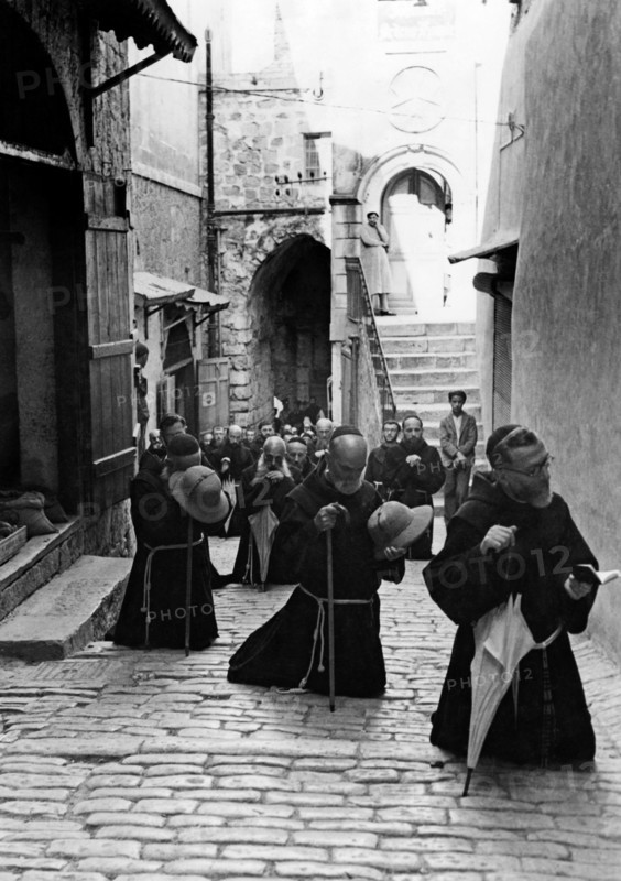 moyen-orient, israël, vendredi saint à jérusalem, procession des frères sur la route faite par le christ, 1956