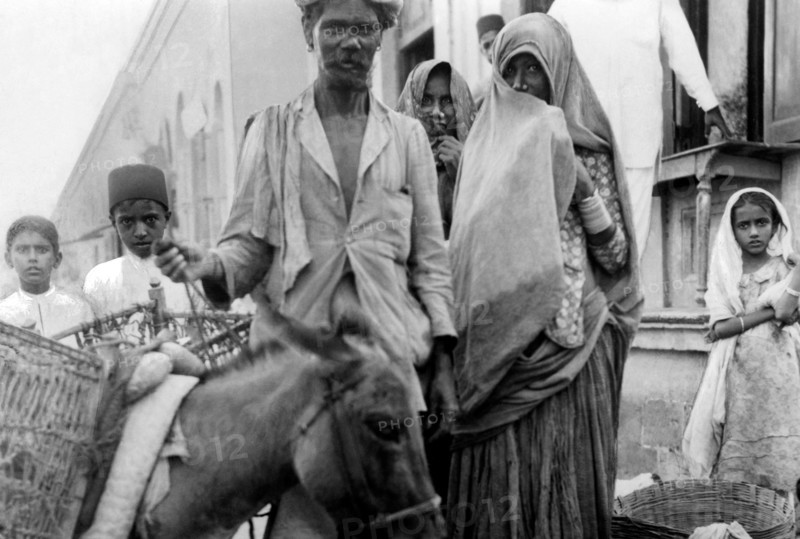 inde, famille appartenant à la tribu des Venueka pendant le divali, 1920 1930