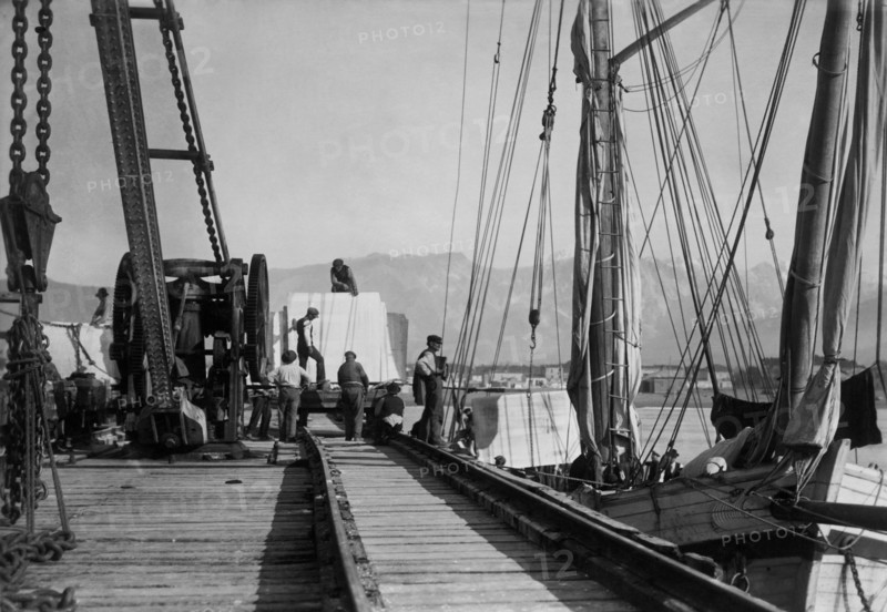 toscane, marina di carrara, ouvriers au travail sur le pont chargeur, 1920 1930