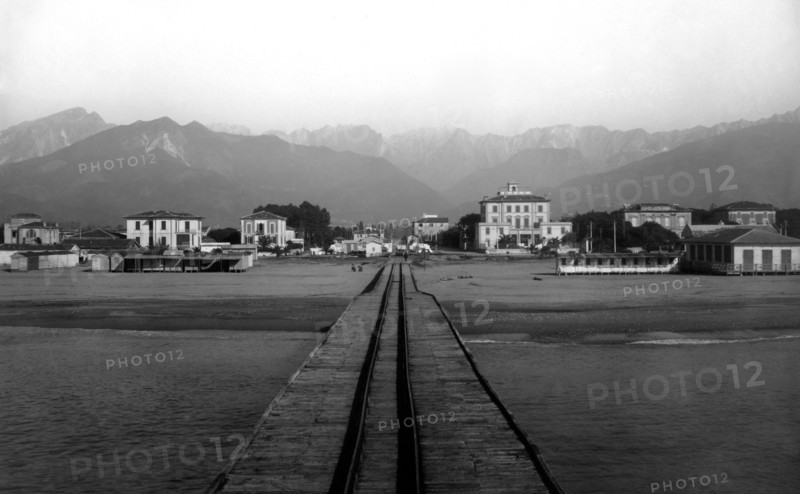 italie, toscane, marina di massa, vue de la ville depuis le pont de chargement, 1920 1930