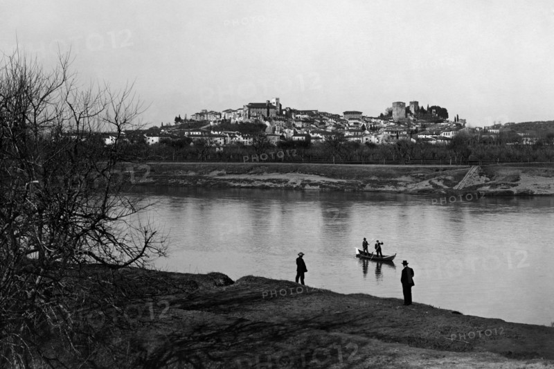 italie, toscane, fucecchio, vue de la ville depuis la rivière arno, 1920 1930