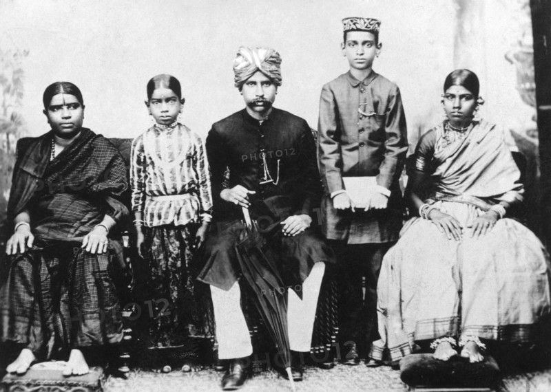 inde, delhi, portrait d'une famille indienne, années 1920