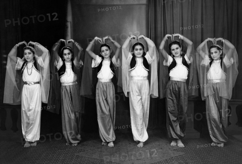 asie, inde, portrait de danseuses indiennes à goa, années 1950