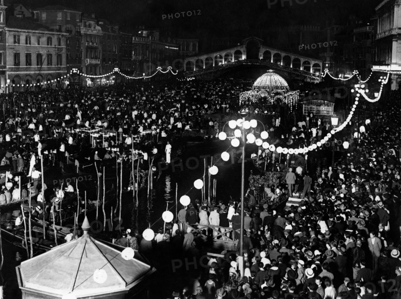 italie, venise, procession redentore sur le grand canal, 1920 1930
