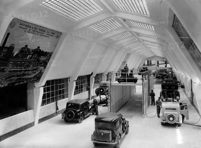 italie, venise, station-service à l'intérieur du garage agip, 1920 1930