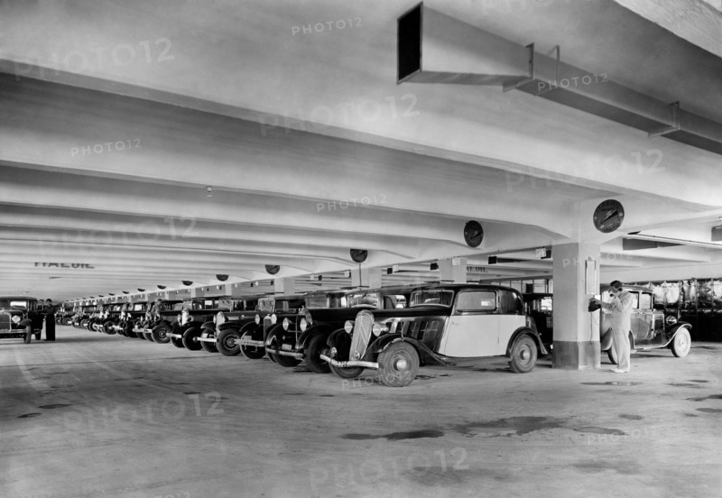 italie, venise, vue intérieure du garage agip, 1920 1930