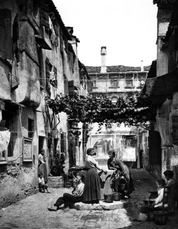 italie, venise, scènes de vie dans une cour, 1900 1910