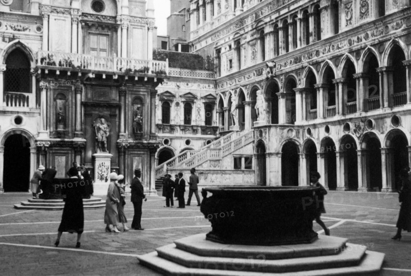 italie, venise, cour du palais ducal, 1930