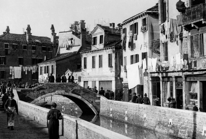 italie, venise, vue d'un vieux quartier, années 1920