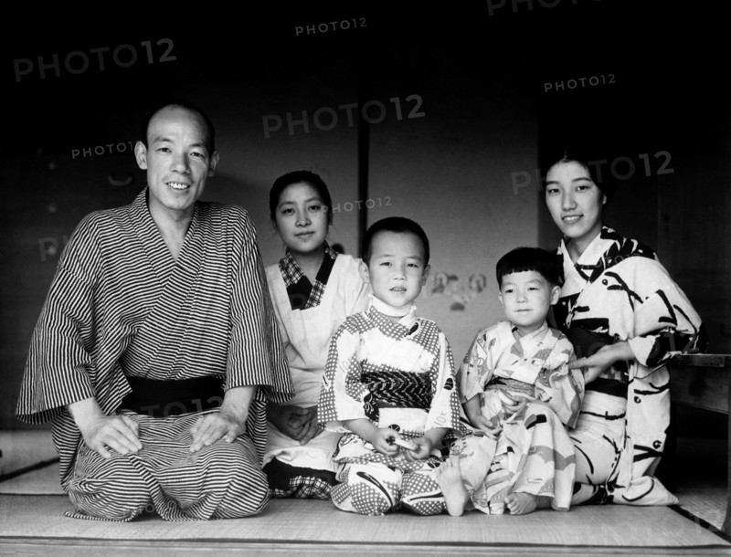 japon, tokyo, portrait d'une famille japonaise, 1954