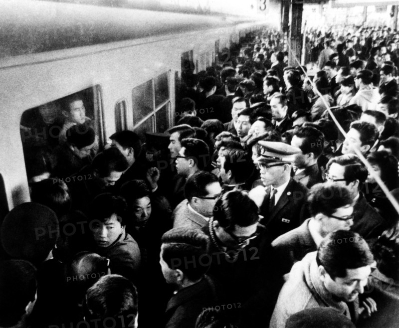 tokyo, heure de pointe à la gare de shinjuku, 1950 1960