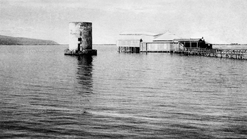 italie, toscane, orbetello, vue du lac avec le vieux moulin, 1920 1930