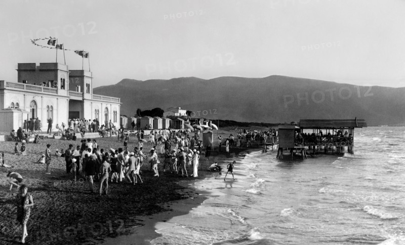italie, toscane, orbetello, baigneurs sur la plage, 1920 1930
