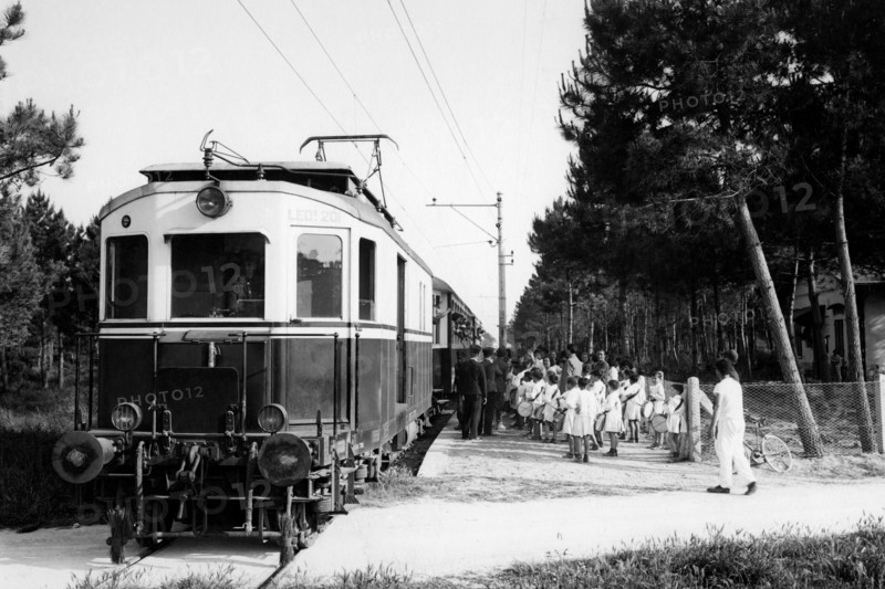 italie, toscane, tirrenia, le train de la nouvelle ligne côtière à la gare, 1930 1940