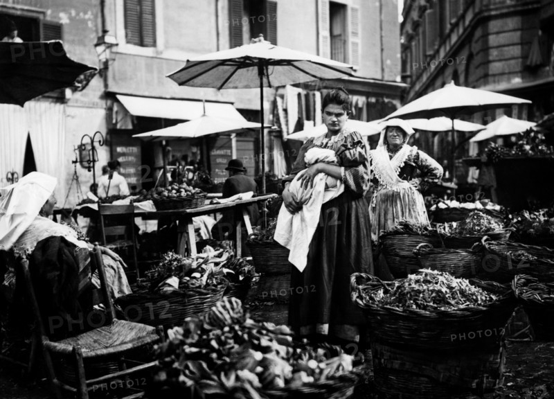 italie, lazio, rome, femmes au marché aux herbes du campo dei fiori, 1900 1910