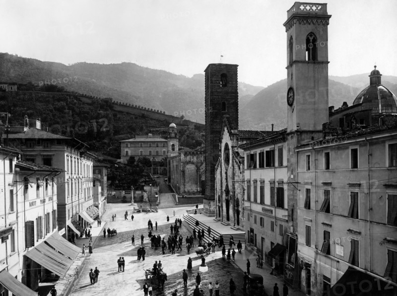 italie, toscane, pietrasanta, piazza umberto primo vue de la rocchetta, 1920 1930