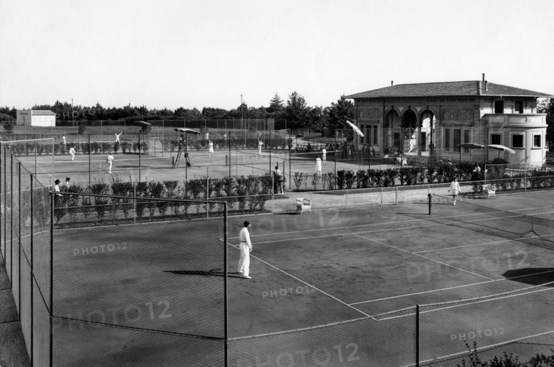 italie, toscane, montecatini terme, joueurs de tennis à la casa degli sport, 1920 1930
