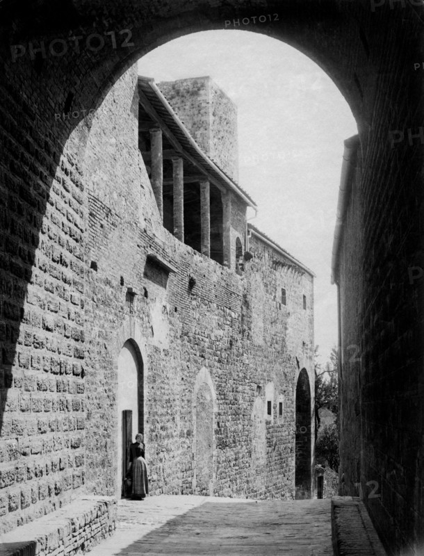 europe, italie, toscane, san gimignano, vue depuis le grand arc sous le palazzo del podestà, 1900 1910