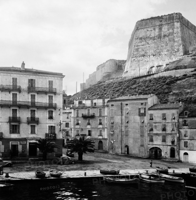 europe, france, corse, bonifacio, un gendarme sur le quai, 1957