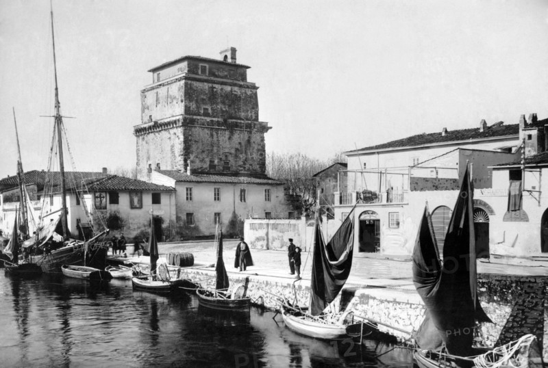 europe, italie, toscane, viareggio, entrée d'un voilier dans le canal, 1910 1920