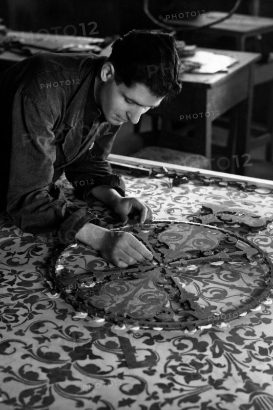 italie, toscane, florence, un artisan au travail avec des pierres semi-précieuses, 1956