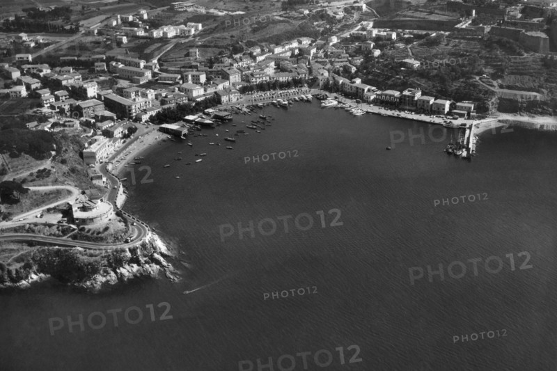 italie, toscane, île d'elbe, vue aérienne de porto azzurro, 1964