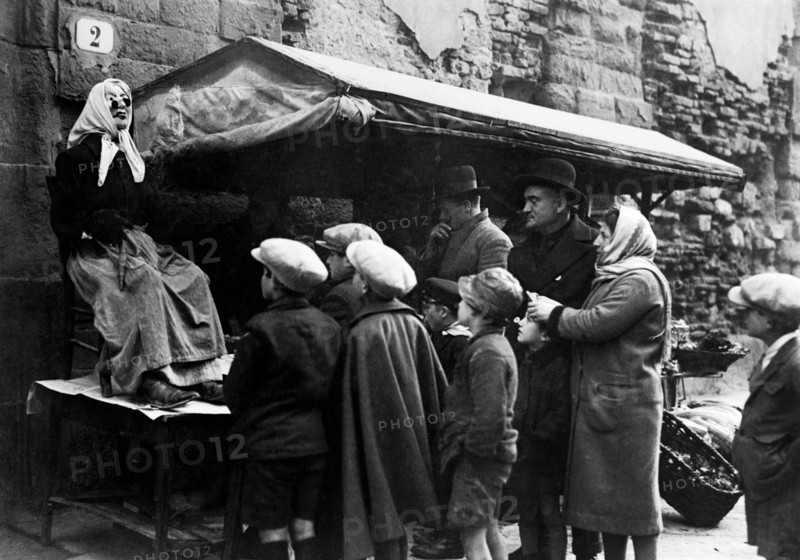 italie, toscane, enfants devant la befana, 1920 1930