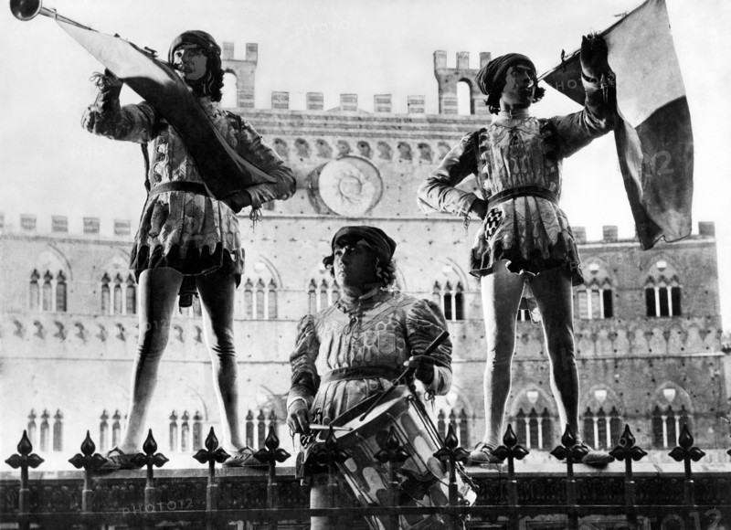 europa, italie, toscane, sienne, les trompettes et le tambour du palio, 1950