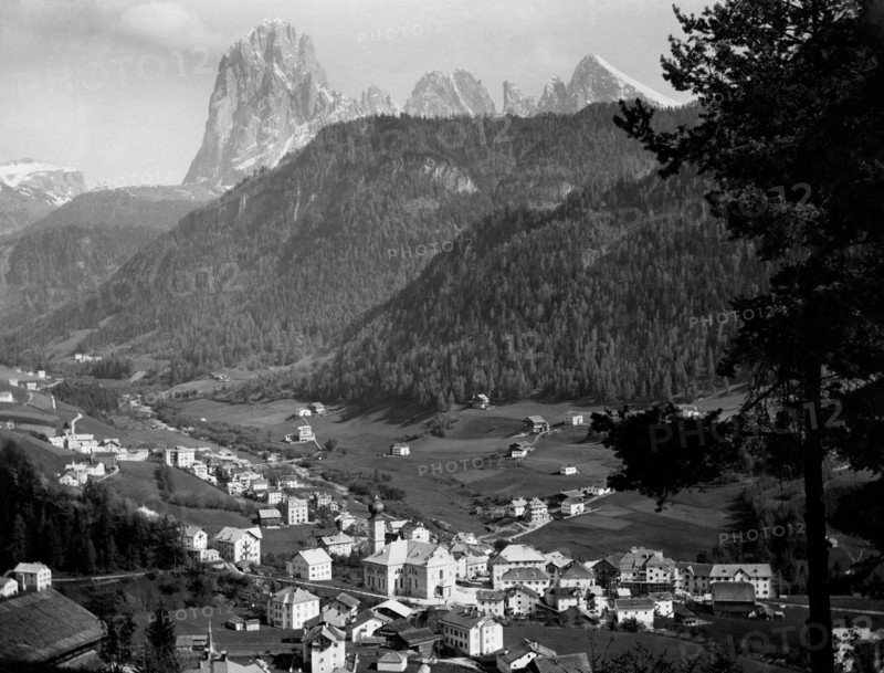 italie, trentino alto adige, ortisei, panorama avec le sassolungo et le groupe sella, 1920 1930
