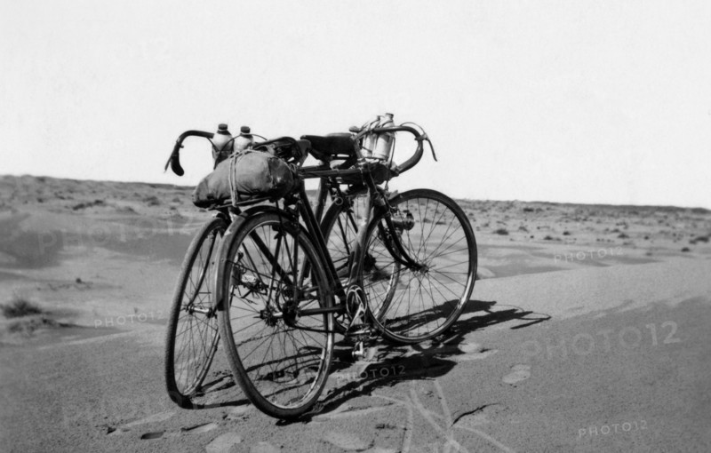 afrique, libye, tagiura, bicyclettes dans le désert pendant le raid milan-tripoli, 1920 1930