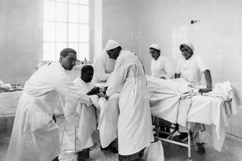afrique, libye, tripoli, médecins pendant une opération dans la nouvelle salle d'opération, 1930
