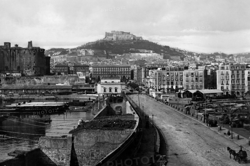 campanie, naples, la jetée, le maschio angioino et vue du castel sant'elmo et de la certosa di san martino, 1910 1920