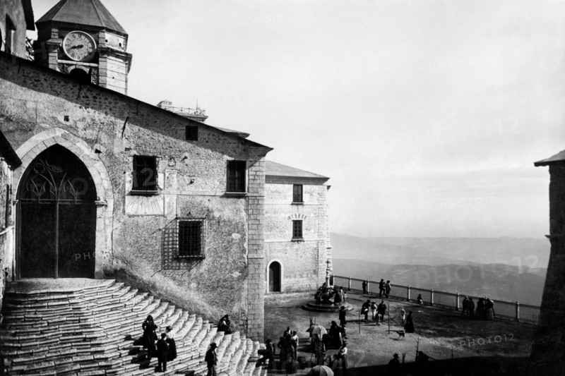 campanie, mercogliano, sanctuaire de montevergine, entrée et belvédère avec puits de colombes, 1910 1920
