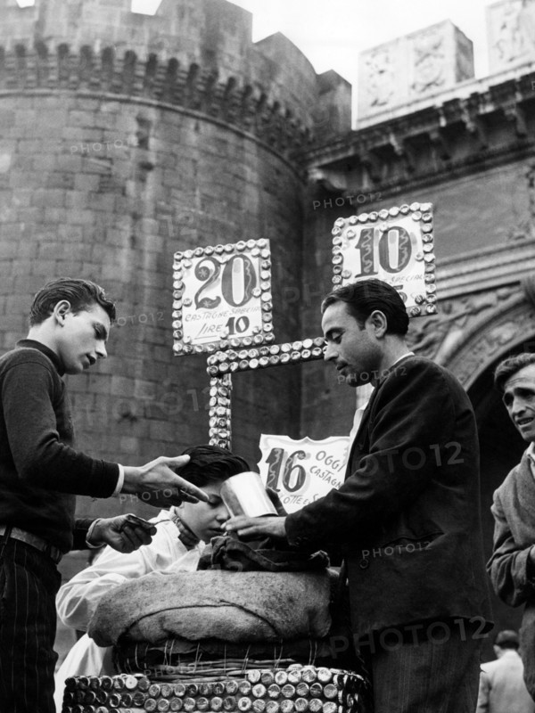 campanie, naples, colporteur de châtaignes, 1955