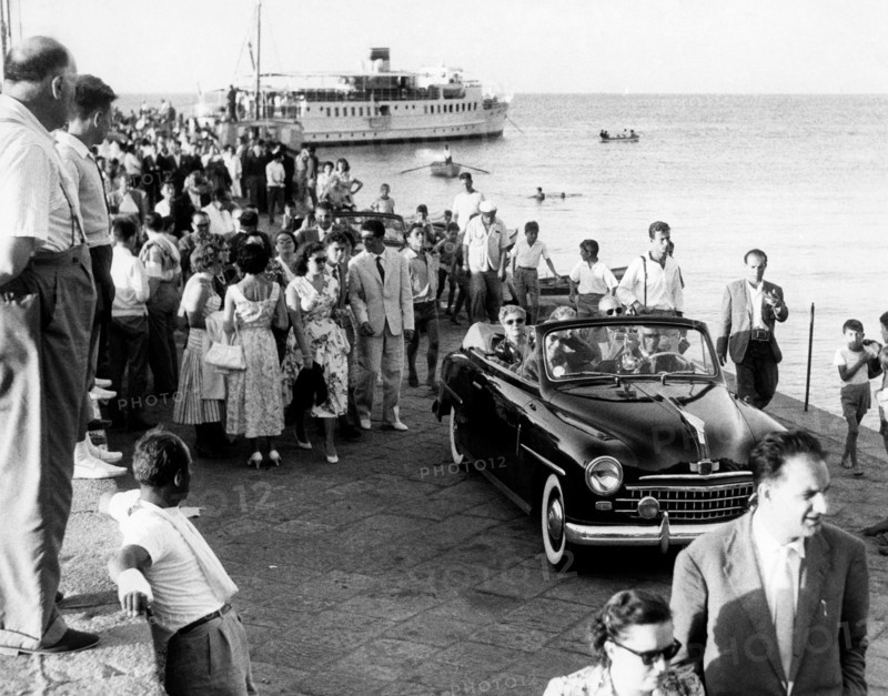 campanie, île d'ischia, touristes débarquant au port, 1960