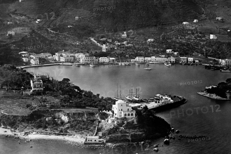 campanie, île d'ischia, vue aérienne du port, 1910 1920