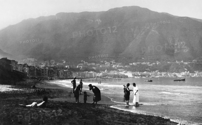 campanie, castellamare di stabia, plage et montagnes lattari en arrière-plan, 1920 1930