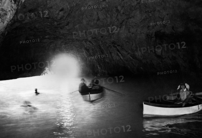italie, campanie, île de capri, intérieur de la grotta azzurra, 1920 1930